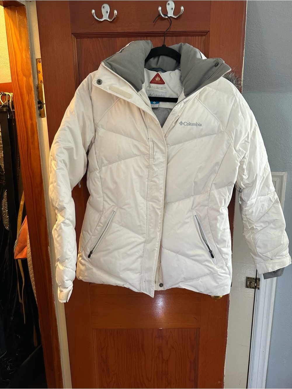 Columbia Women's Off-White Puffer Jacket with Hood